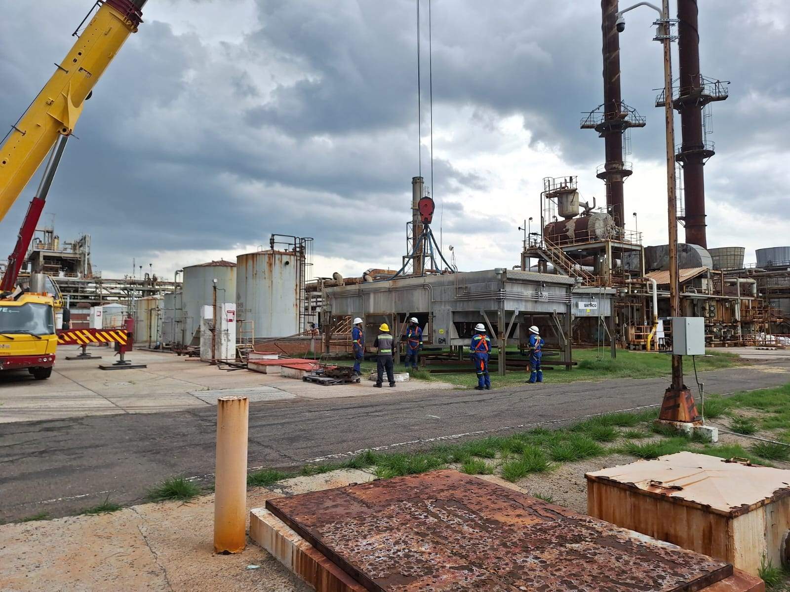 Sitio industrial con operaciones de rigging
