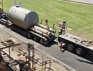 Transporte especializado de tanque industrial en trailer de carga pesada