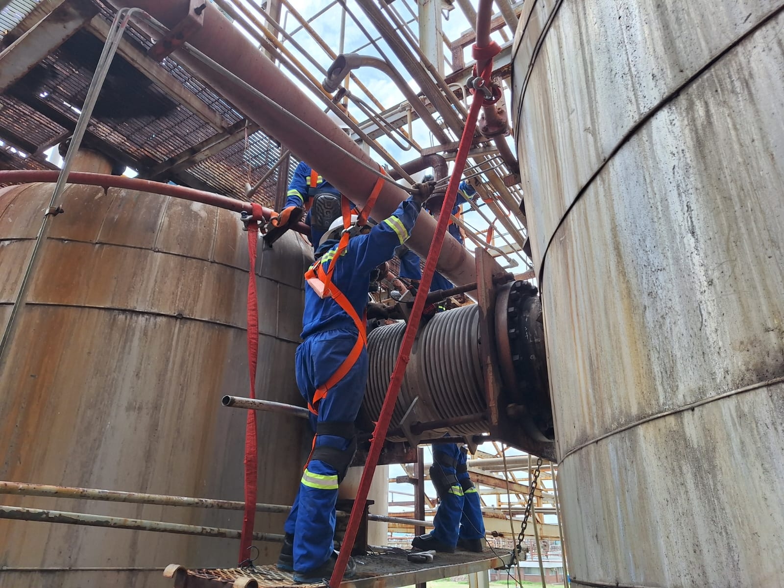 Trabajadores especializados en desmontaje técnico